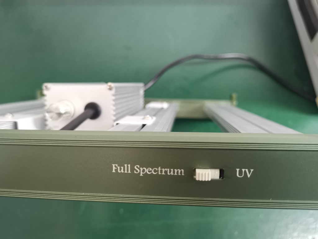 GoldenBuds 120W Spider LED Grow Light - Switch Detail